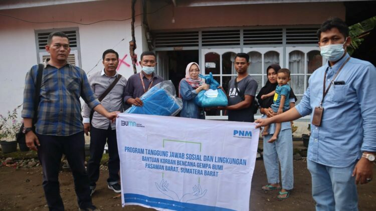 Pemimpin PNM Cabang Padang Yulia Vitria Yohannes (tengah) menyerahkan bantuan tahap dua kepada nasabah korban gempa di Pasaman Barat. (Foto: dok PNM Padang)