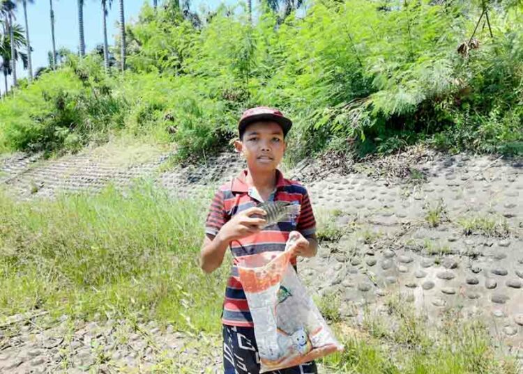 Berita Padang - berita Sumbar terbaru dan terkini hari ini: Raffi (14) merupakan anak piatu penangkap ikan di Banda Bakali Padang.