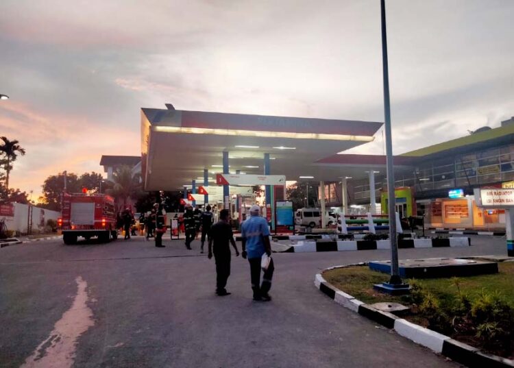 Berita Padang - berita Sumbar terbaru dan terkini hari ini: Dua pengendara nyaris terbakar saat antre isi BBM di SPBU Hadis Didong Padang.