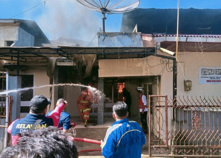 Berita Bukittinggi - berita Sumbar terbaru dan terkini hari ini: Empat petak rumah kontrakan di Kelurahan Aur Kuning, Bukittinggi, terbakar.