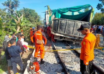 Berita Padang - berita Sumbar terbaru dan terkini hari ini: Proses evakuasi truk kecelakaan dengan kereta api sibinuang masih berlangsung.