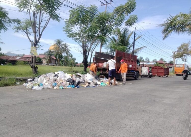 Berita Padang - berita Sumbar terbaru dan terkini hari ini: Bak sampah di Kecamatan Pauh, Kota Padang, tak mampu lagi menampung sampah warga.