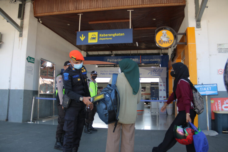 Penumpang kereta api diperiksa terlebih dahulu sesuai protokol kesehatan saat hendak masuk Stasiun Padang. Foto: Rahmadi