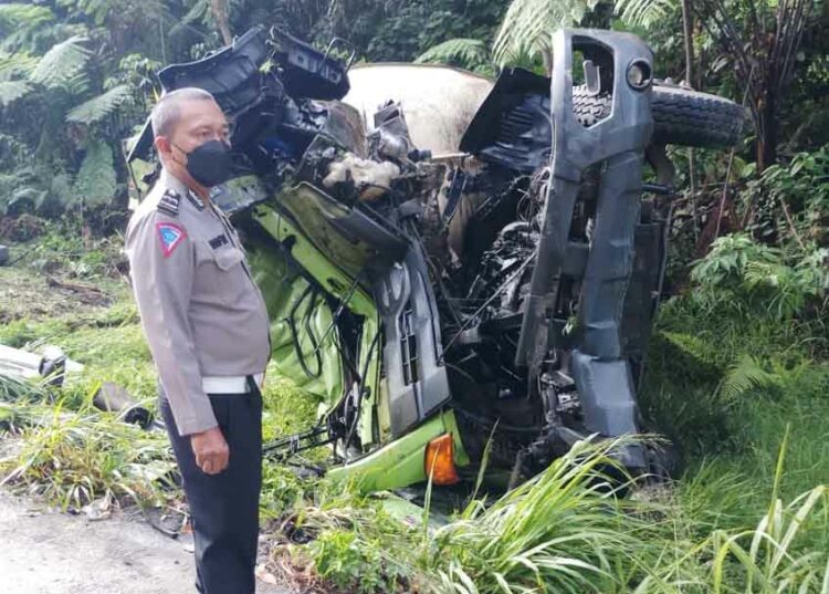 Berita Padang - berita Sumbar terbaru dan terkini hari ini: Akibat rem blong, Truk CPO menabrak minibus dan truk tangki di Sitinjau Lauik.