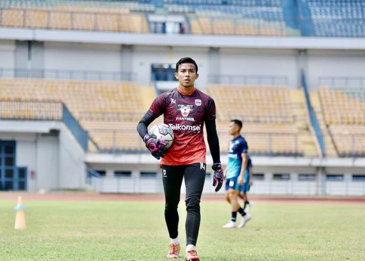 Berita terbaru dan terkini hari ini: Teja Paku Alam dinobatkan sebagai kiper terbaik atau the best goal keeper oleh APPI Indonesia 11 2022.