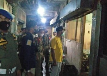 Langgar Jam Operasi, Pemilik Warung Makan Ditegur Satpol PP Padang