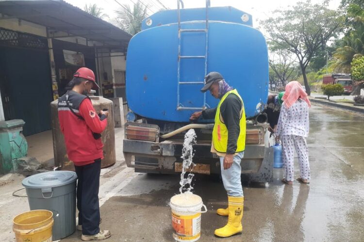 Penyaluran air bersih dari PT Semen Padang untuk warga. (Foto: dok humas PTSP)