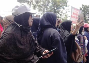 Ikut Demonstrasi Mahasiswa, Emak-emak: Turunkan Harga Minyak Goreng