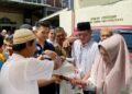 Langgam.id - Andre Rosiade terus menggelar Jumat Berkah bersama Partai Gerindra dengan membagi-bagikan nasi kotak ke masjid-masjid.