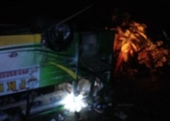 Bus yang kecelakaan di Sitinjau Lauik. (Foto: Dok. Polsek Lubuk Kilangan)