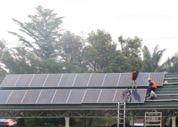 Langgam.id - Dirjen EBTKE Kementerian Energi dan Sumber Daya Mineral (ESDM) membantu Pembangkit Listrik Tenaga Surya (PLTS) Rooftop.