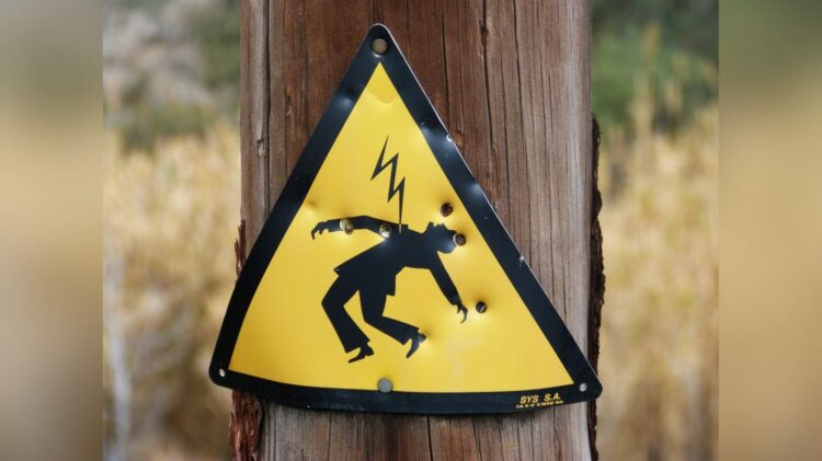 Ilustrasi - Peringatan bahaya tersengat listrik. (Foto: Marc Pascual/pixabay.com)