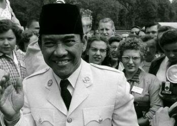 Sukarno dengan ciri khas peci hitamnya. [Foto: kaskus]