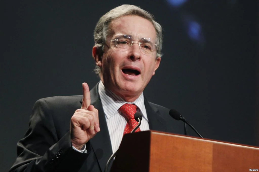 El ex presidente Álvaro Uribe no podría ser juzgado por el nuevo tribunal de paz.