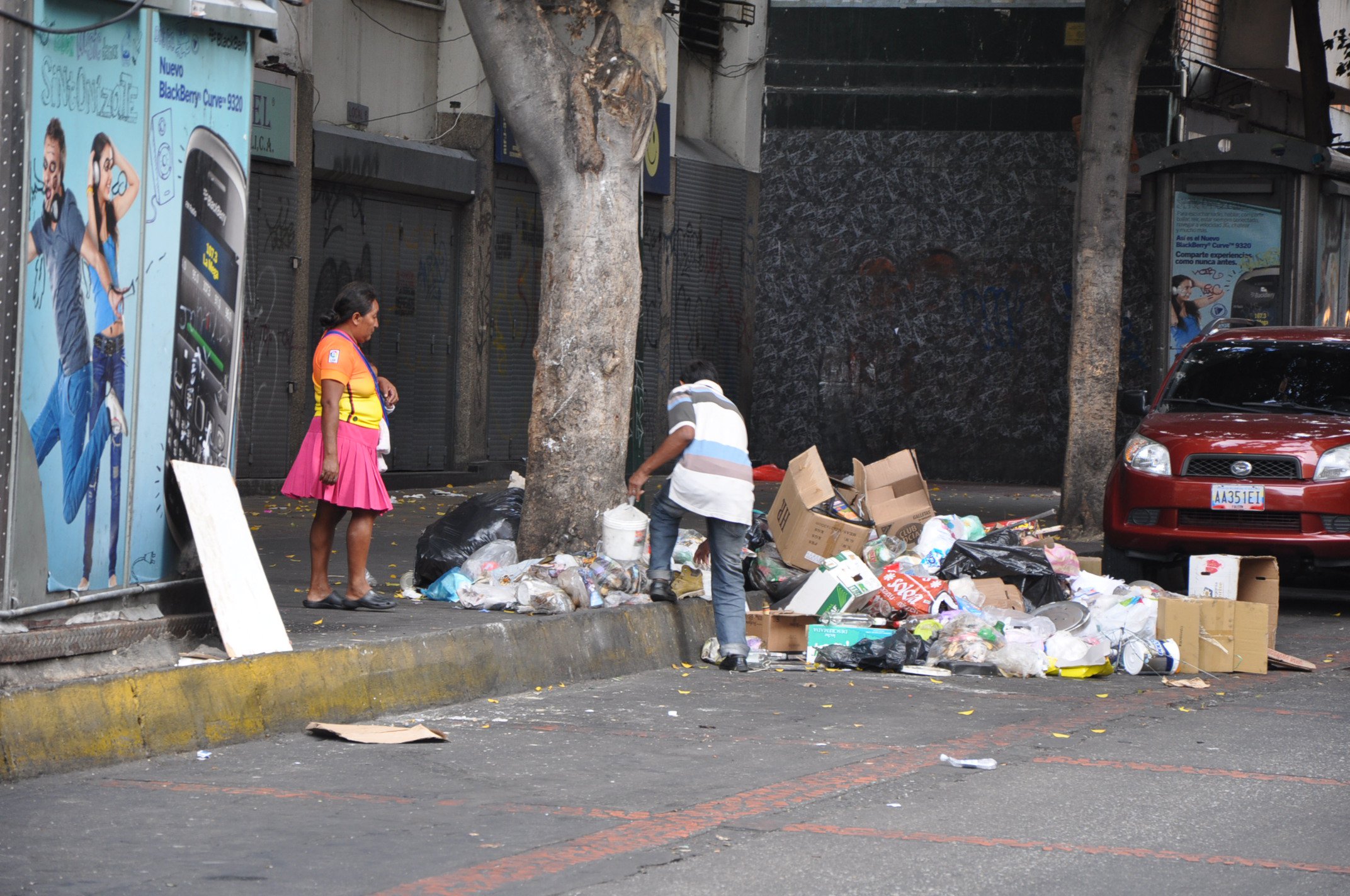 Pobres recogen basuras para comer en Venezuela