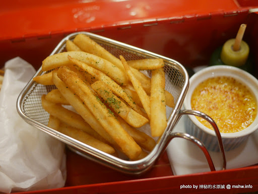 【食記】台中機器人餐廳?Robot Station 鐵皮駅飲食主題館@西區草悟道&經國大道 : 新裝潢新氣象,一同來享受美味的無國界創意料理 下午茶 區域 午餐 台中市 台式 披薩 晚餐 果汁 泰式 無國界 義式 西區 輕食 飲食/食記/吃吃喝喝 麵食類 