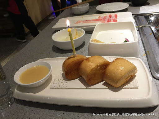 【食記】台中海底撈火鍋 HaidilaoTaiwan 教戰守則?@西屯大遠百-捷運BRT新光遠百 : 美甲.按摩.京劇變臉與貼心服務...這就是四川的餐飲業?不過價格都幫你加在菜單上了XD 中式 冰品 冰淇淋 區域 午餐 台中市 晚餐 海鮮 火鍋/鍋物 西屯區 飲食/食記/吃吃喝喝 麻辣 
