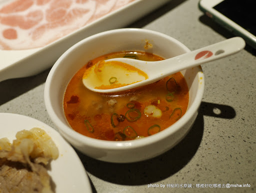 【食記】台中海底撈火鍋 HaidilaoTaiwan 教戰守則?@西屯大遠百-捷運BRT新光遠百 : 美甲.按摩.京劇變臉與貼心服務...這就是四川的餐飲業?不過價格都幫你加在菜單上了XD 中式 冰品 冰淇淋 區域 午餐 台中市 晚餐 海鮮 火鍋/鍋物 西屯區 飲食/食記/吃吃喝喝 麻辣 
