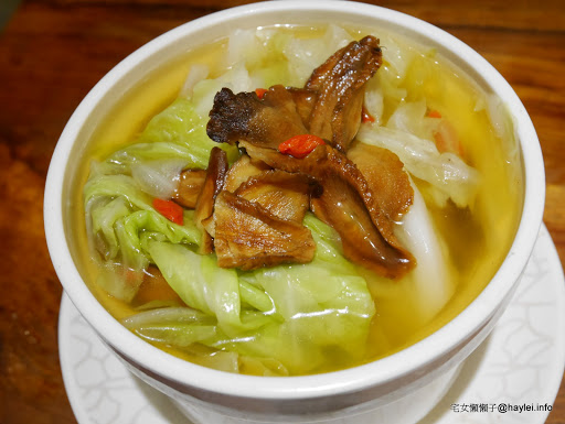 雙月食品社 養生美食台大醫院 湯清味美，料多到滿出來的捷運善導寺站附近的平價藥膳溫補首選！非凡電視推薦！外帶去探病或回家吃都很棒～超推麻油雞麵線、虱目魚肚蛤蜊雞湯、各式滷透透滷味跟肥嫩美味鮮蚵！ 中式料理 保養品分享 健康養身 飲食集錦 