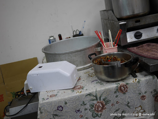 【食記】台中士官長酸菜白肉鍋-士官長野地餐廳@北區武昌公園 : 吃粗飽還得將就一下,取名野地餐廳就可以弄這麼髒嗎? 中式 北區 區域 台中市 晚餐 火鍋/鍋物 飲食/食記/吃吃喝喝 