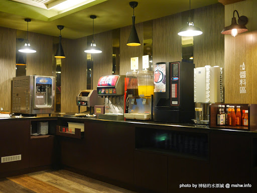 【食記】台中Joyful Steak House 饗厚牛排-台中東海店@龍井東海夜市捷運BRT坪頂 : 喔喔, 原來岩燒也可以吃的很平價... 區域 午餐 台中市 台式 捷運美食MRT&BRT 排餐 晚餐 石板料理 自助吧 西式 豬排 雞排 飲食/食記/吃吃喝喝 龍井區 