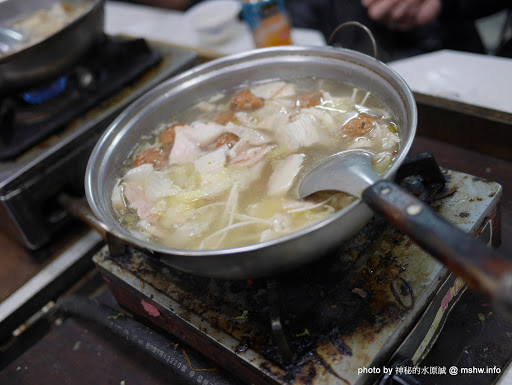 【食記】台中士官長酸菜白肉鍋-士官長野地餐廳@北區武昌公園 : 吃粗飽還得將就一下,取名野地餐廳就可以弄這麼髒嗎? 中式 北區 區域 台中市 晚餐 火鍋/鍋物 飲食/食記/吃吃喝喝 