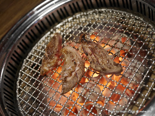 【食記】台中Iwate 岩手日式炭火燒肉@南屯公益路燒肉-捷運MRT溝仔墘 : 全程桌邊服務,肉質與技術兼具的巷弄美味 區域 南屯區 台中市 和牛 宵夜 居酒屋 捷運美食MRT&BRT 日式 晚餐 燒烤/燒肉 飲食/食記/吃吃喝喝 