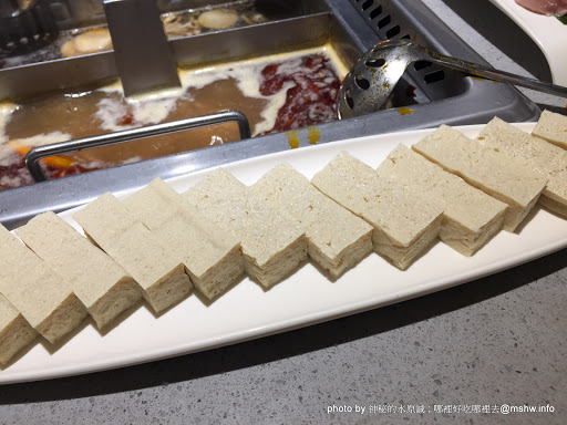 【食記】台中海底撈火鍋 HaidilaoTaiwan 教戰守則?@西屯大遠百-捷運BRT新光遠百 : 美甲.按摩.京劇變臉與貼心服務...這就是四川的餐飲業?不過價格都幫你加在菜單上了XD 中式 冰品 冰淇淋 區域 午餐 台中市 晚餐 海鮮 火鍋/鍋物 西屯區 飲食/食記/吃吃喝喝 麻辣 