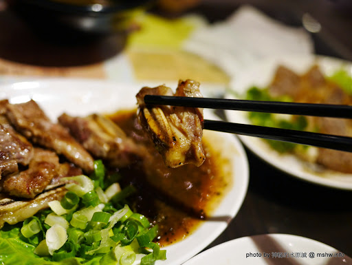 【食記】苗栗紅瓦舍烤物.鍋品.小炒@竹南環市路 : 炭火燒肉不再, 說好的燒肉吃到飽呢? 我不依啦... 冰淇淋 區域 午餐 台式 吃到飽 宵夜 小吃 晚餐 火鍋/鍋物 燒烤/燒肉 竹南鎮 苗栗縣 飲食/食記/吃吃喝喝 