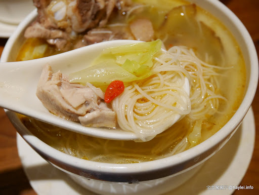 雙月食品社 養生美食台大醫院 湯清味美，料多到滿出來的捷運善導寺站附近的平價藥膳溫補首選！非凡電視推薦！外帶去探病或回家吃都很棒～超推麻油雞麵線、虱目魚肚蛤蜊雞湯、各式滷透透滷味跟肥嫩美味鮮蚵！ 中式料理 保養品分享 健康養身 飲食集錦 