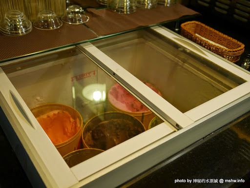 【食記】台中Joyful Steak House 饗厚牛排-台中東海店@龍井東海夜市捷運BRT坪頂 : 喔喔, 原來岩燒也可以吃的很平價... 區域 午餐 台中市 台式 捷運美食MRT&BRT 排餐 晚餐 石板料理 自助吧 西式 豬排 雞排 飲食/食記/吃吃喝喝 龍井區 