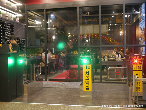 【食記】台中DoubleG 打啵G起司年糕鍋(台灣3號店)-釜山向上站地鐵主題餐廳@台中西區韓式料理 : 釜山電影節加持的鍋巴烤雞 區域 午餐 台中市 晚餐 烤雞 焗烤 石鍋 西區 起司&芝士 農產品料理 飲食/食記/吃吃喝喝 