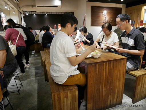 雙月食品社 養生美食台大醫院 湯清味美，料多到滿出來的捷運善導寺站附近的平價藥膳溫補首選！非凡電視推薦！外帶去探病或回家吃都很棒～超推麻油雞麵線、虱目魚肚蛤蜊雞湯、各式滷透透滷味跟肥嫩美味鮮蚵！ 中式料理 保養品分享 健康養身 飲食集錦 