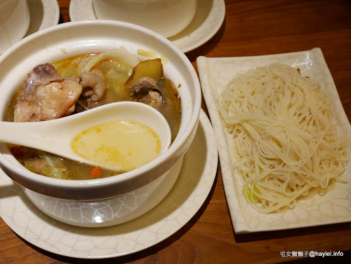 雙月食品社 養生美食台大醫院 湯清味美，料多到滿出來的捷運善導寺站附近的平價藥膳溫補首選！非凡電視推薦！外帶去探病或回家吃都很棒～超推麻油雞麵線、虱目魚肚蛤蜊雞湯、各式滷透透滷味跟肥嫩美味鮮蚵！ 中式料理 保養品分享 健康養身 飲食集錦 