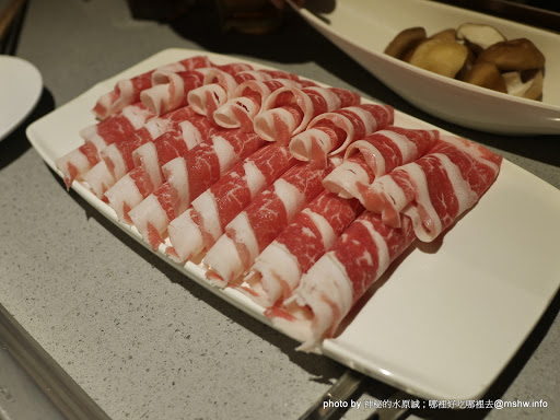 【食記】台中海底撈火鍋 HaidilaoTaiwan 教戰守則?@西屯大遠百-捷運BRT新光遠百 : 美甲.按摩.京劇變臉與貼心服務...這就是四川的餐飲業?不過價格都幫你加在菜單上了XD 中式 冰品 冰淇淋 區域 午餐 台中市 晚餐 海鮮 火鍋/鍋物 西屯區 飲食/食記/吃吃喝喝 麻辣 
