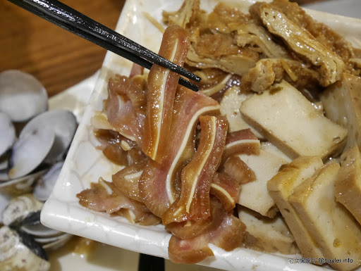雙月食品社 養生美食台大醫院 湯清味美，料多到滿出來的捷運善導寺站附近的平價藥膳溫補首選！非凡電視推薦！外帶去探病或回家吃都很棒～超推麻油雞麵線、虱目魚肚蛤蜊雞湯、各式滷透透滷味跟肥嫩美味鮮蚵！ 中式料理 保養品分享 健康養身 飲食集錦 