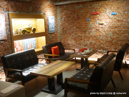 【食記】台中機器人餐廳?Robot Station 鐵皮駅飲食主題館@西區草悟道&經國大道 : 新裝潢新氣象,一同來享受美味的無國界創意料理 下午茶 區域 午餐 台中市 台式 披薩 晚餐 果汁 泰式 無國界 義式 西區 輕食 飲食/食記/吃吃喝喝 麵食類 