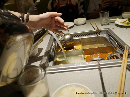 【食記】台中海底撈火鍋 HaidilaoTaiwan 教戰守則?@西屯大遠百-捷運BRT新光遠百 : 美甲.按摩.京劇變臉與貼心服務...這就是四川的餐飲業?不過價格都幫你加在菜單上了XD 中式 冰品 冰淇淋 區域 午餐 台中市 晚餐 海鮮 火鍋/鍋物 西屯區 飲食/食記/吃吃喝喝 麻辣 