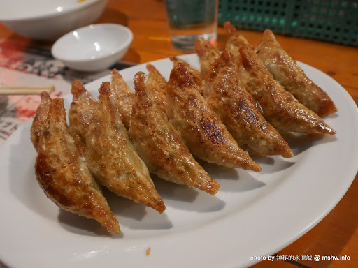 【食記】日本高知屋台餃子安兵衛-屋台安兵衛@日本四國-廿代町蓮池町通&高知橋 : 令人驚豔的美味餃子, 原來配啤酒是高知文化嗎?! 包子類 區域 四國 夜市小吃 宵夜 小吃 居酒屋 日式 日本(Japan) 晚餐 未分類 水餃&煎餃&鍋貼 飲食/食記/吃吃喝喝 高知市 高知縣 