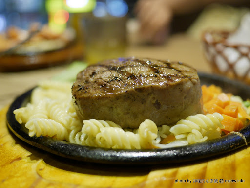 【食記】桃園Thickly Cut Steak 厚切牛排-桃園旗艦店-板橋亞東原創@桃園 : CP值不錯, 吃飽飽不用花大錢的平價牛排餐廳 下午茶 區域 午餐 吃到飽 排餐 晚餐 桃園市 美式 西式 豬排 鐵板料理 飲食/食記/吃吃喝喝 