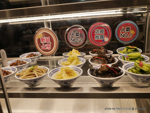【食記】台中段純貞麻辣牛肉麵-廣三SOGO店@西區捷運BRT科博館 : 來自新竹的老字號美食,現在終於比較不用排隊了! 下午茶 中式 區域 午餐 台中市 台式 小吃 拉麵 捷運美食MRT&BRT 晚餐 滷味 牛肉麵 西區 飲食/食記/吃吃喝喝 麵食類 麻辣 