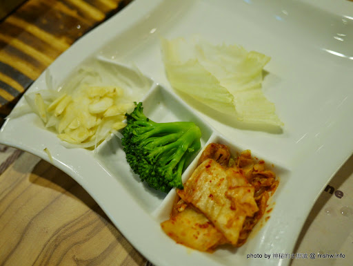 【食記】台中Joyful Steak House 饗厚牛排-台中東海店@龍井東海夜市捷運BRT坪頂 : 喔喔, 原來岩燒也可以吃的很平價... 區域 午餐 台中市 台式 捷運美食MRT&BRT 排餐 晚餐 石板料理 自助吧 西式 豬排 雞排 飲食/食記/吃吃喝喝 龍井區 