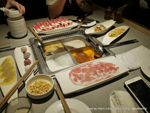 【食記】台中海底撈火鍋 HaidilaoTaiwan 教戰守則?@西屯大遠百-捷運BRT新光遠百 : 美甲.按摩.京劇變臉與貼心服務...這就是四川的餐飲業?不過價格都幫你加在菜單上了XD 中式 冰品 冰淇淋 區域 午餐 台中市 晚餐 海鮮 火鍋/鍋物 西屯區 飲食/食記/吃吃喝喝 麻辣 