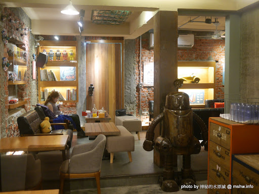 【食記】台中機器人餐廳?Robot Station 鐵皮駅飲食主題館@西區草悟道&經國大道 : 新裝潢新氣象,一同來享受美味的無國界創意料理 下午茶 區域 午餐 台中市 台式 披薩 晚餐 果汁 泰式 無國界 義式 西區 輕食 飲食/食記/吃吃喝喝 麵食類 