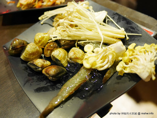 【食記】台北蒙古紅蒙古火鍋@大安捷運MRT國父紀念館 : 湯頭過癮,食材犯規,想吃道地蒙古鍋的...就是這裡啦! 中式 區域 午餐 台北市 吃到飽 大安區 宵夜 捷運美食MRT&BRT 晚餐 海鮮 火鍋/鍋物 蒙古料理 飲食/食記/吃吃喝喝 麻辣 