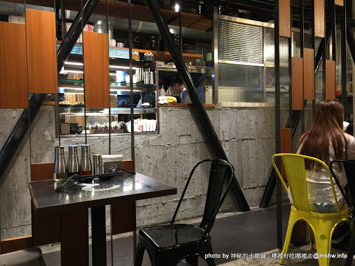 【食記】台中壹玖捌捌銷魂鍋貼專賣店@西區廣三SOGO百貨-捷運BRT科博館 : 荷包銷魂必點!?口味有待加強的彰化北斗知名鍋貼品牌 中式 區域 午餐 台中市 台式 小吃 晚餐 水餃&煎餃&鍋貼 西區 飲食/食記/吃吃喝喝 