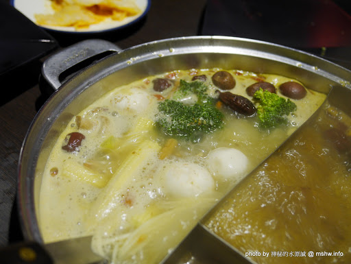 【食記】台北蒙古紅蒙古火鍋@大安捷運MRT國父紀念館 : 湯頭過癮,食材犯規,想吃道地蒙古鍋的...就是這裡啦! 中式 區域 午餐 台北市 吃到飽 大安區 宵夜 捷運美食MRT&BRT 晚餐 海鮮 火鍋/鍋物 蒙古料理 飲食/食記/吃吃喝喝 麻辣 