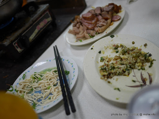 【食記】台中士官長酸菜白肉鍋-士官長野地餐廳@北區武昌公園 : 吃粗飽還得將就一下,取名野地餐廳就可以弄這麼髒嗎? 中式 北區 區域 台中市 晚餐 火鍋/鍋物 飲食/食記/吃吃喝喝 