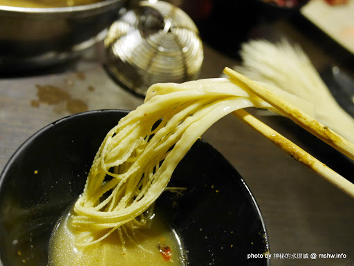 【食記】台北蒙古紅蒙古火鍋@大安捷運MRT國父紀念館 : 湯頭過癮,食材犯規,想吃道地蒙古鍋的...就是這裡啦! 中式 區域 午餐 台北市 吃到飽 大安區 宵夜 捷運美食MRT&BRT 晚餐 海鮮 火鍋/鍋物 蒙古料理 飲食/食記/吃吃喝喝 麻辣 