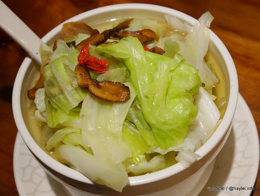 雙月食品社 養生美食台大醫院 湯清味美，料多到滿出來的捷運善導寺站附近的平價藥膳溫補首選！非凡電視推薦！外帶去探病或回家吃都很棒～超推麻油雞麵線、虱目魚肚蛤蜊雞湯、各式滷透透滷味跟肥嫩美味鮮蚵！ 中式料理 保養品分享 健康養身 飲食集錦 